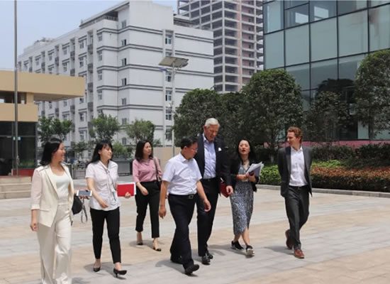 加拿大驻华大使鲍达民一行参访门徒娱乐公司